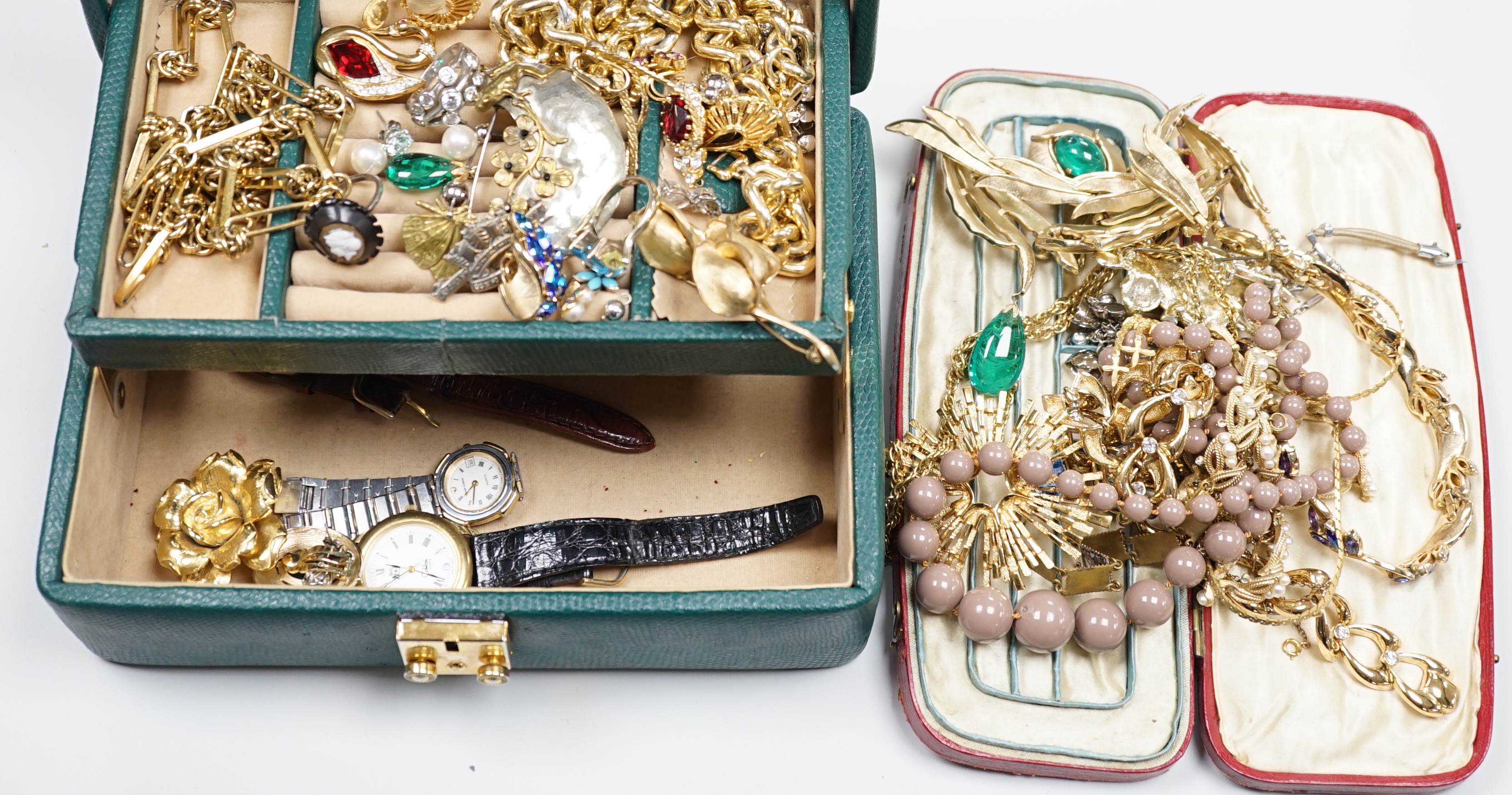 A quantity of assorted costume jewellery.